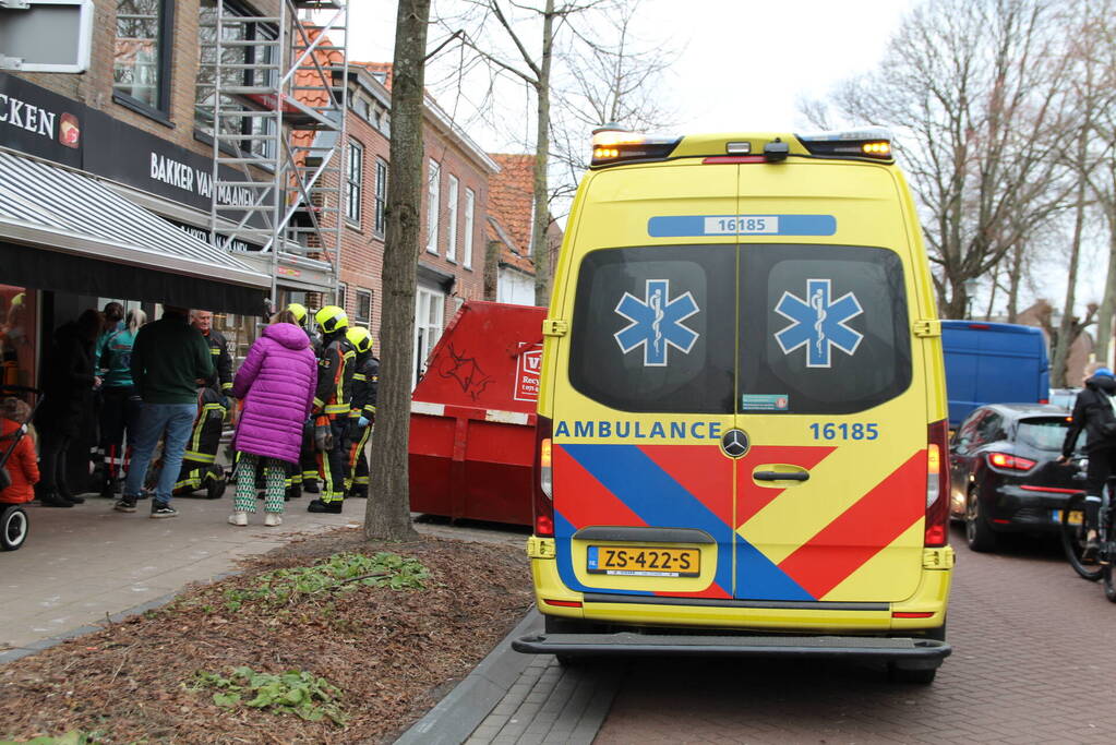 Persoon valt van trap boven op waterleiding