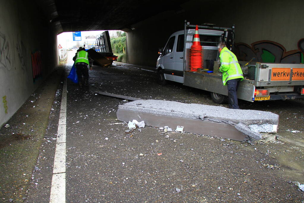 Vrachtwagenchauffeur rijdt met lading tegen spoorviaduct