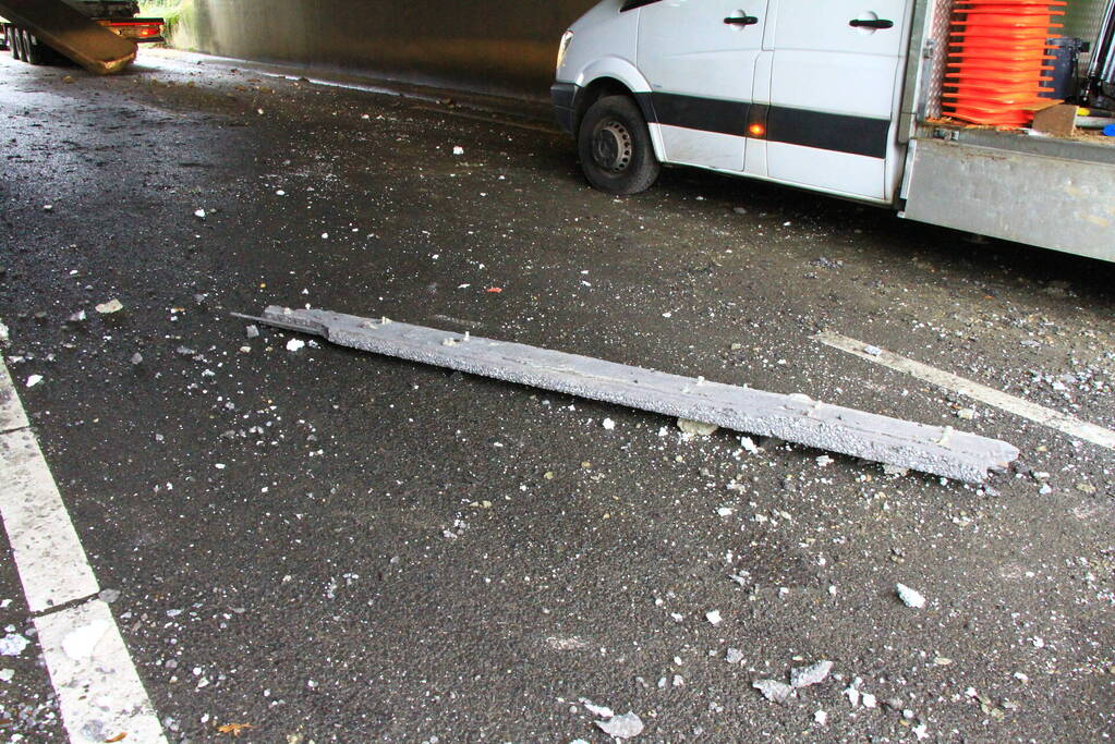 Vrachtwagenchauffeur rijdt met lading tegen spoorviaduct