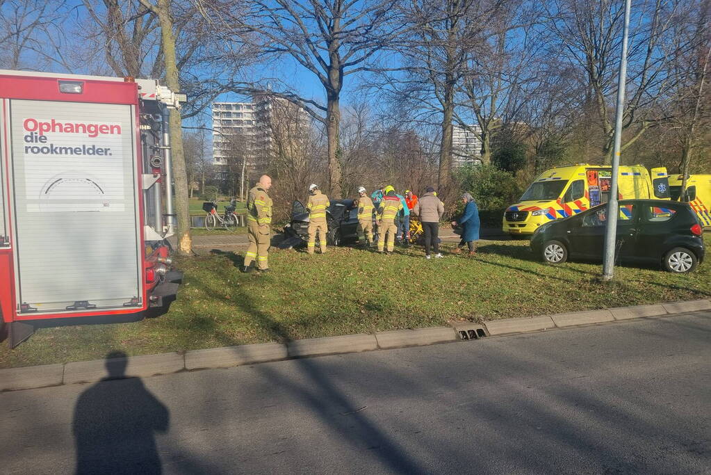 Auto raakt van de weg en botst tegen boom