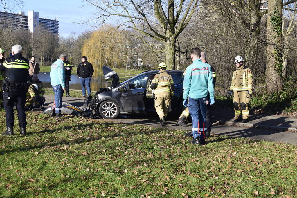 Auto raakt van de weg en botst tegen boom