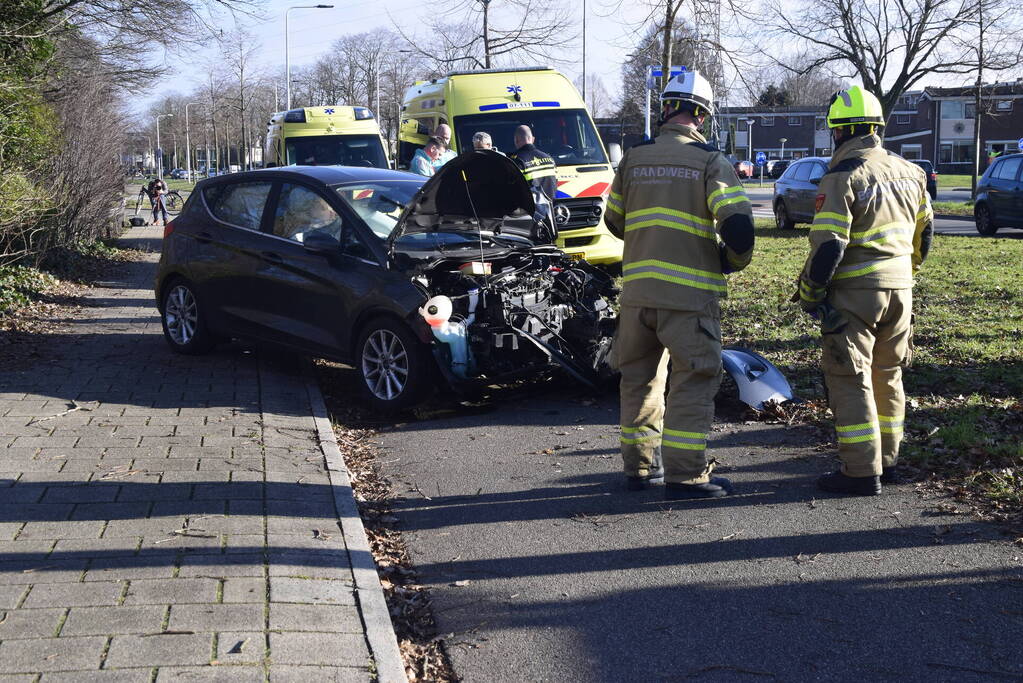 Auto raakt van de weg en botst tegen boom