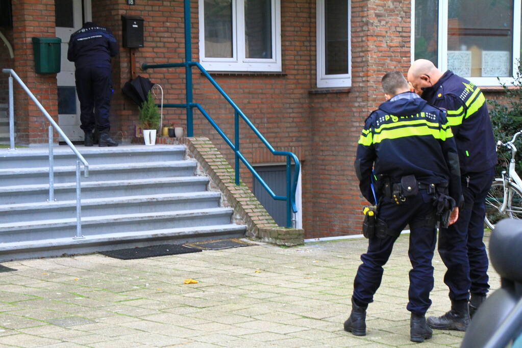 Politie onderzoekt mogelijk explosief bij woning