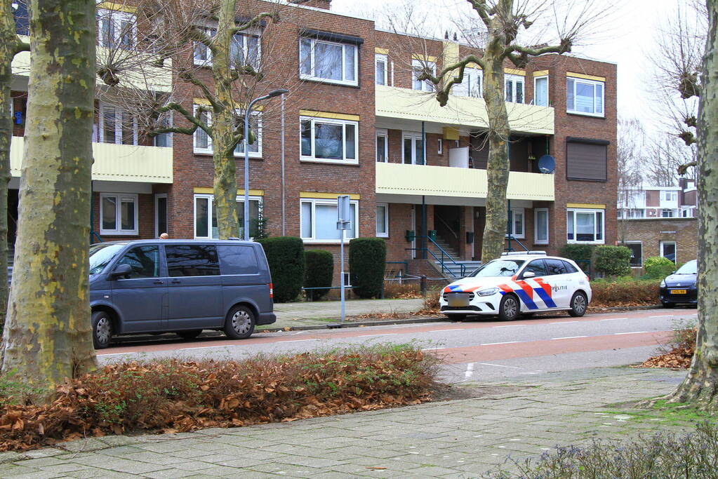 Politie onderzoekt mogelijk explosief bij woning
