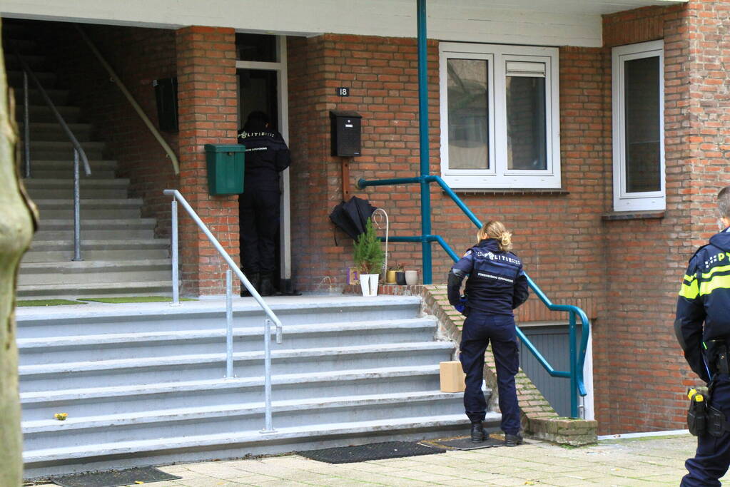 Politie onderzoekt mogelijk explosief bij woning