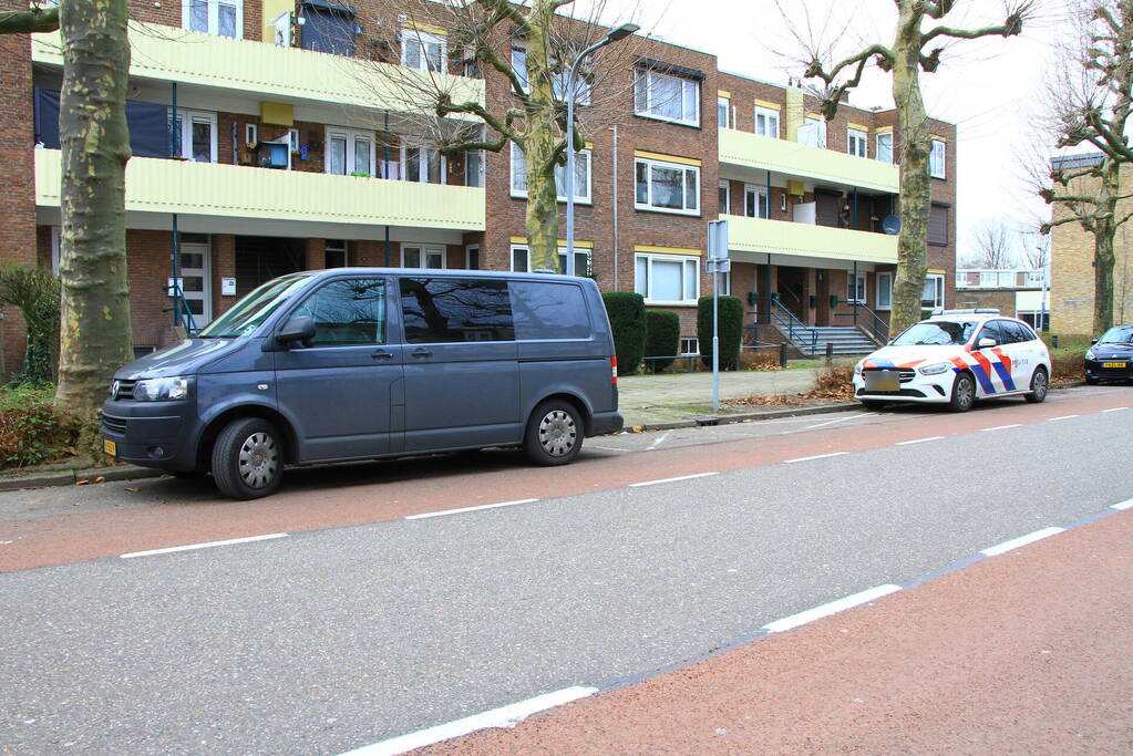 Politie onderzoekt mogelijk explosief bij woning