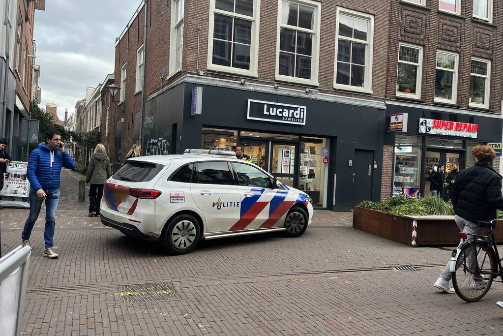 Politie zoekt verdachte na overval op juwelier