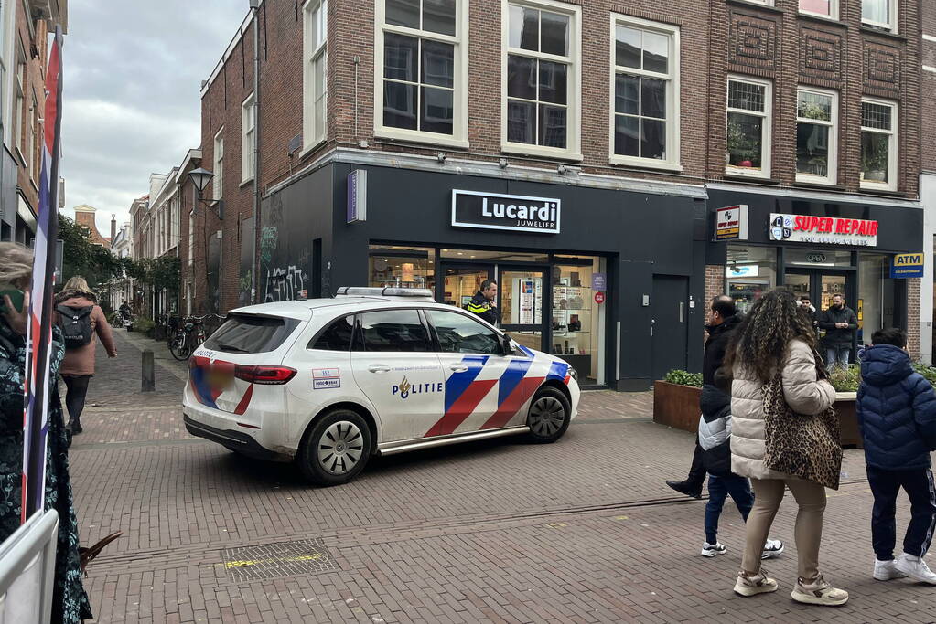Politie zoekt verdachte na overval op juwelier