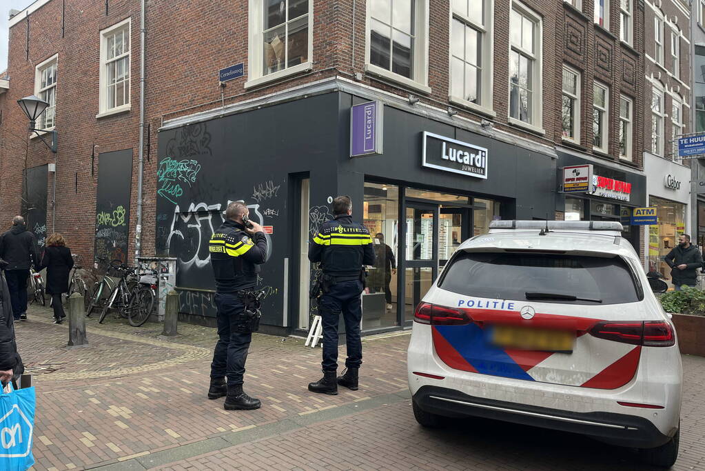 Politie zoekt verdachte na overval op juwelier
