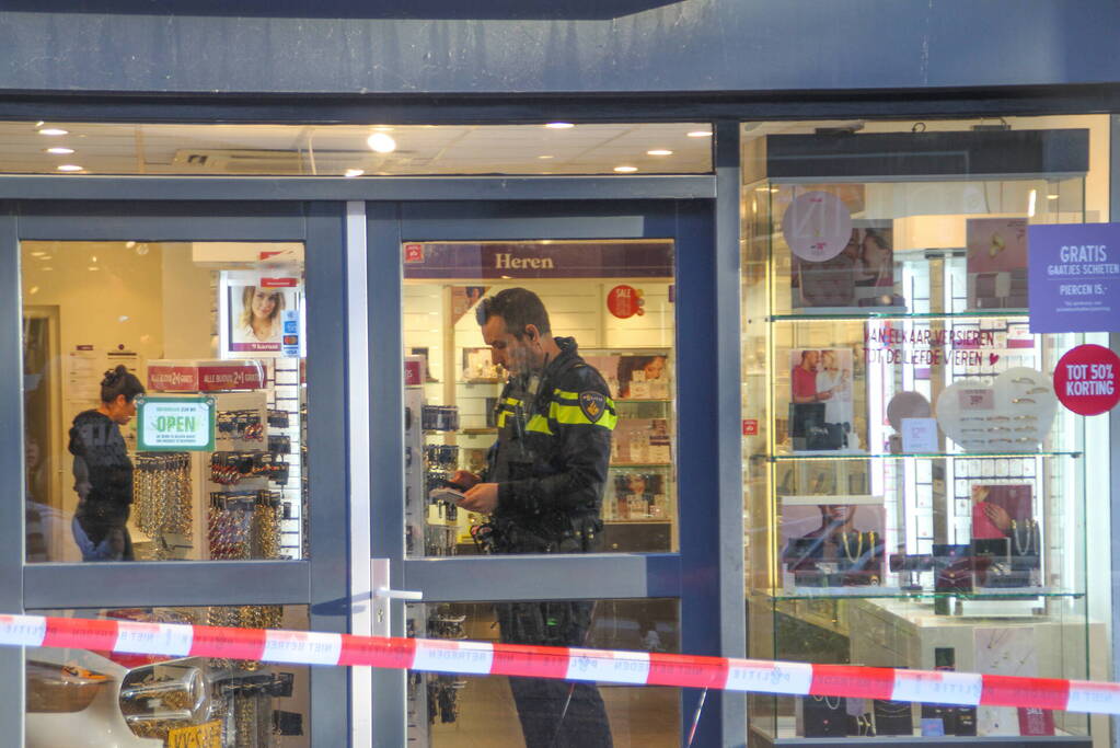 Politie zoekt verdachte na overval op juwelier