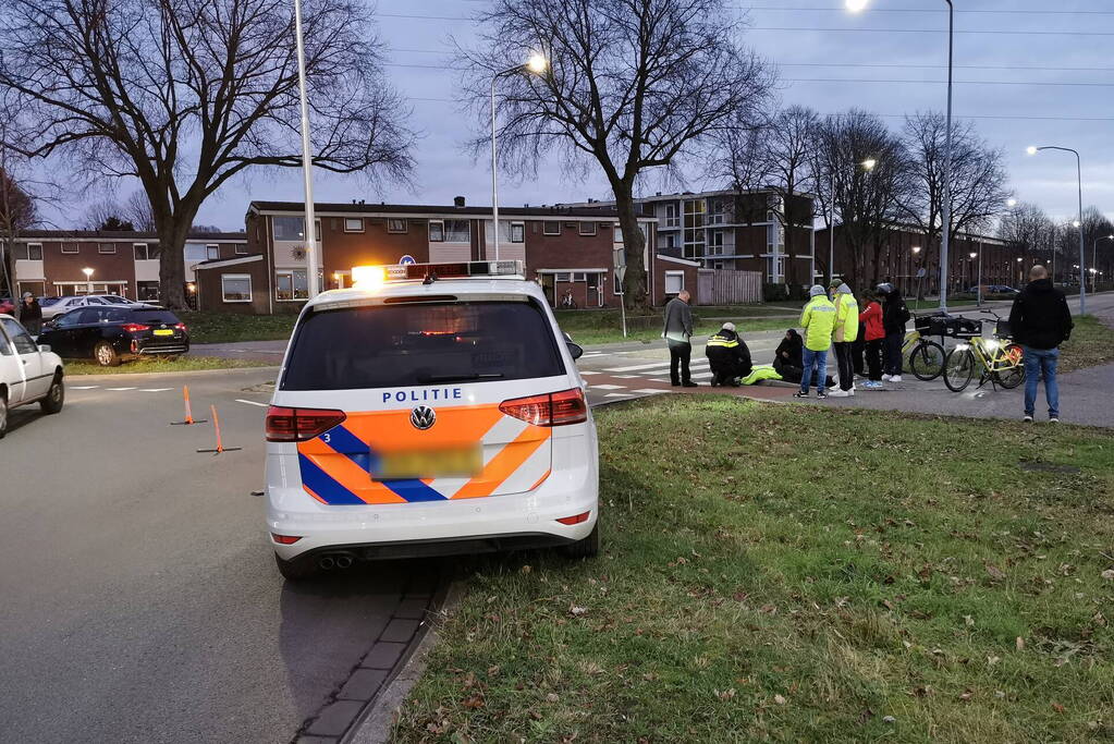 Automobilist rijdt door na botsing met fietser