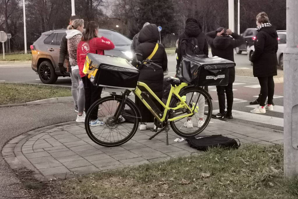 Automobilist rijdt door na botsing met fietser