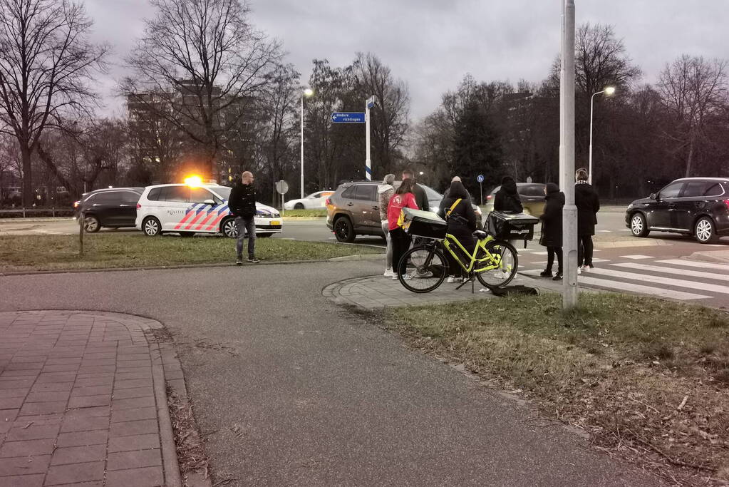 Automobilist rijdt door na botsing met fietser