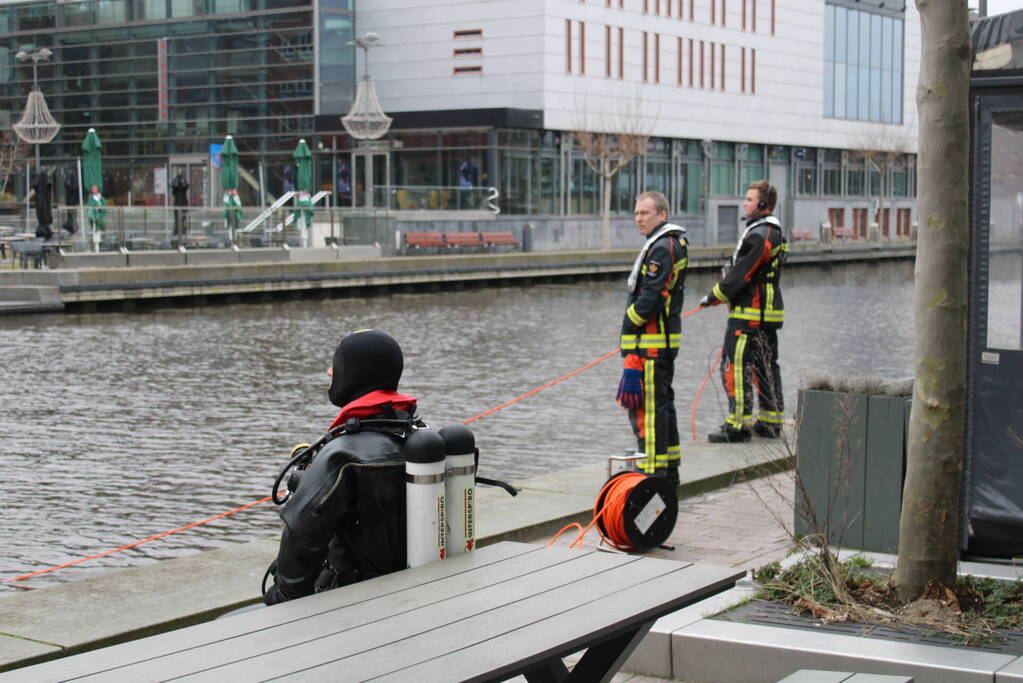 Duikers vinden verloren telefoon terug in water