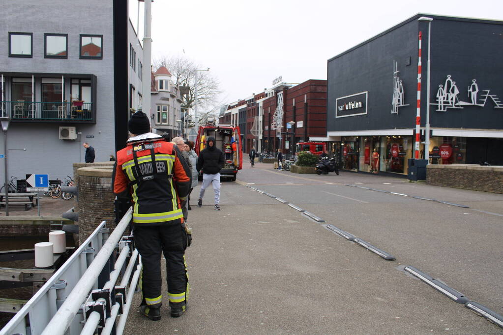 Duikers vinden verloren telefoon terug in water