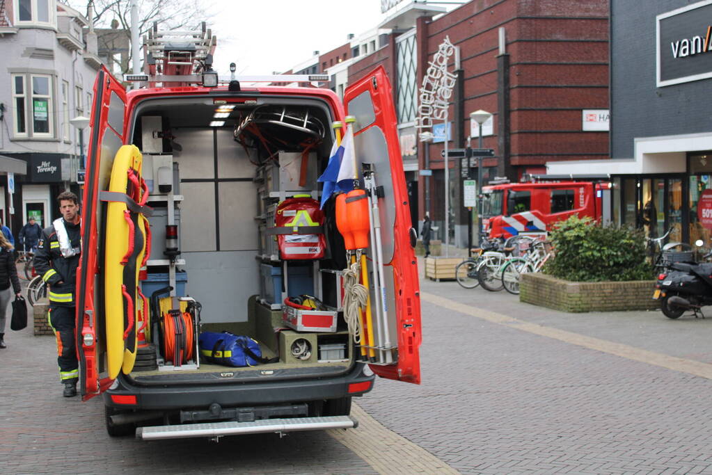 Duikers vinden verloren telefoon terug in water