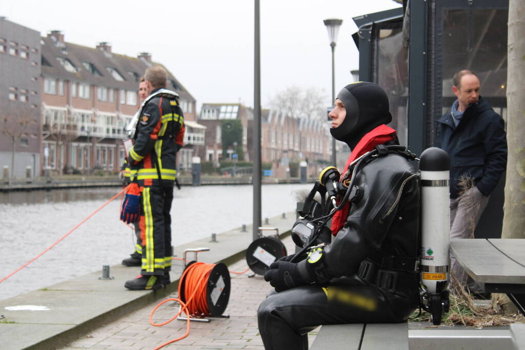 Duikers vinden verloren telefoon terug in water