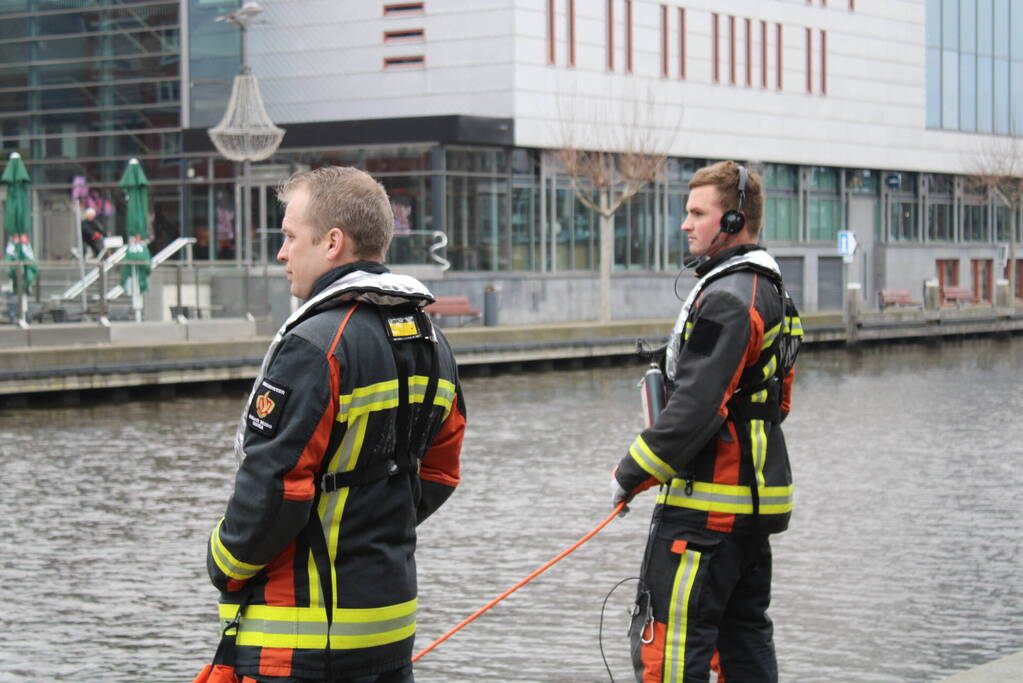 Duikers vinden verloren telefoon terug in water