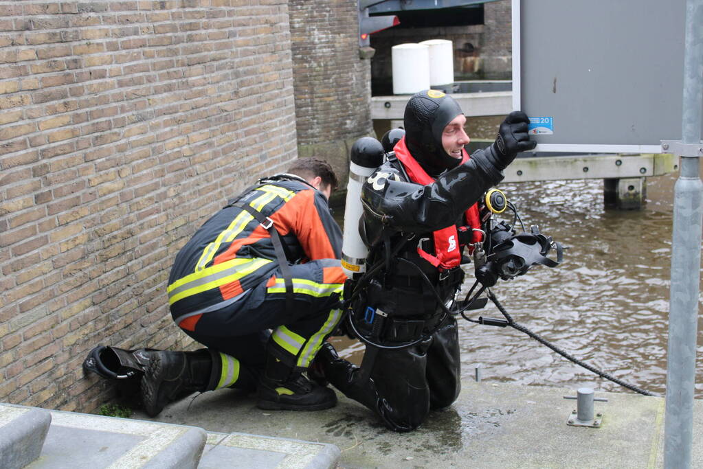 Duikers vinden verloren telefoon terug in water