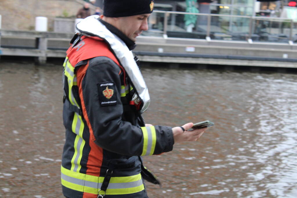 Duikers vinden verloren telefoon terug in water