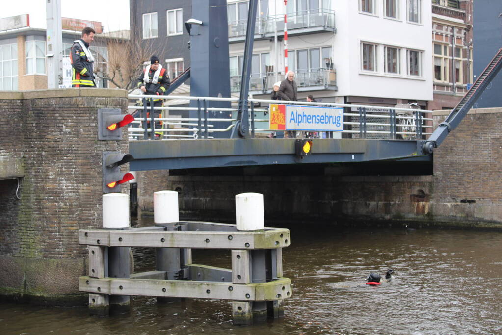Duikers vinden verloren telefoon terug in water