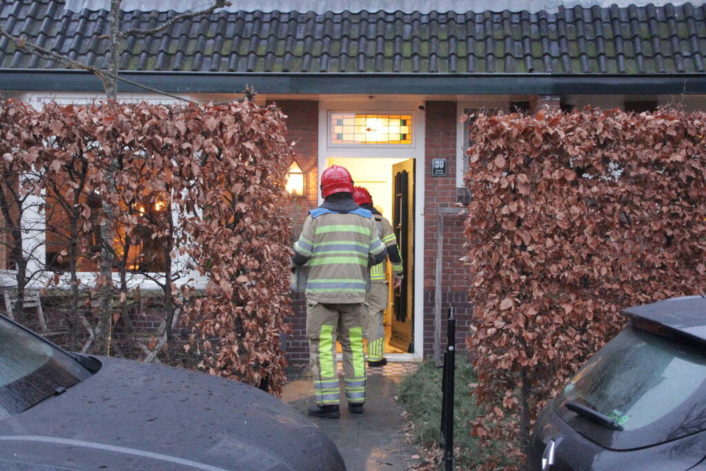 Brandweer veegt schoorsteen van woning