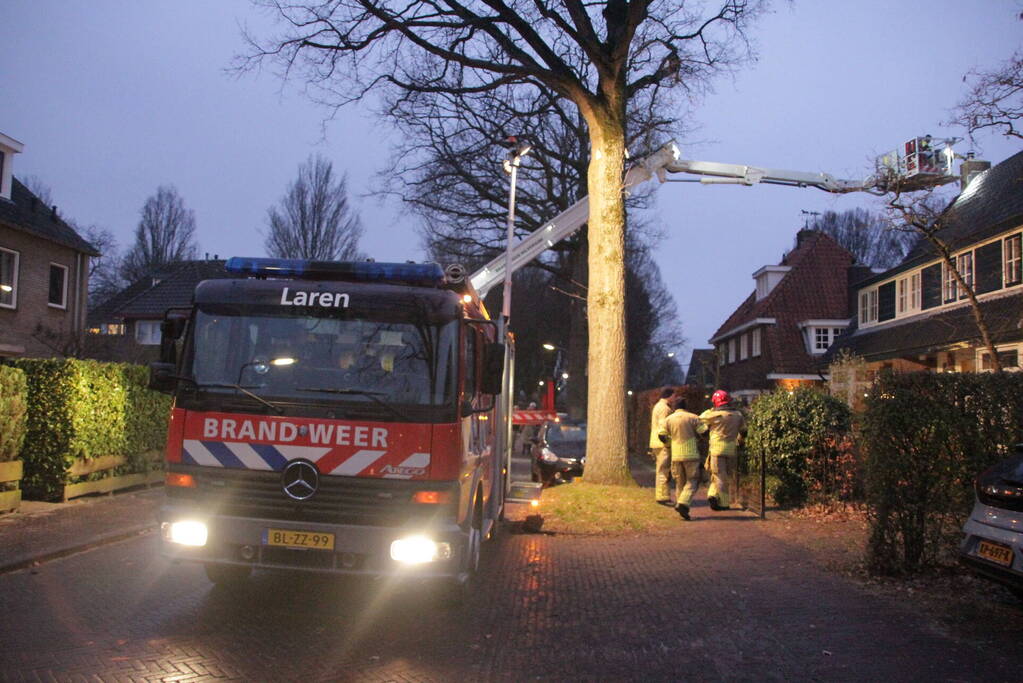 Brandweer veegt schoorsteen van woning