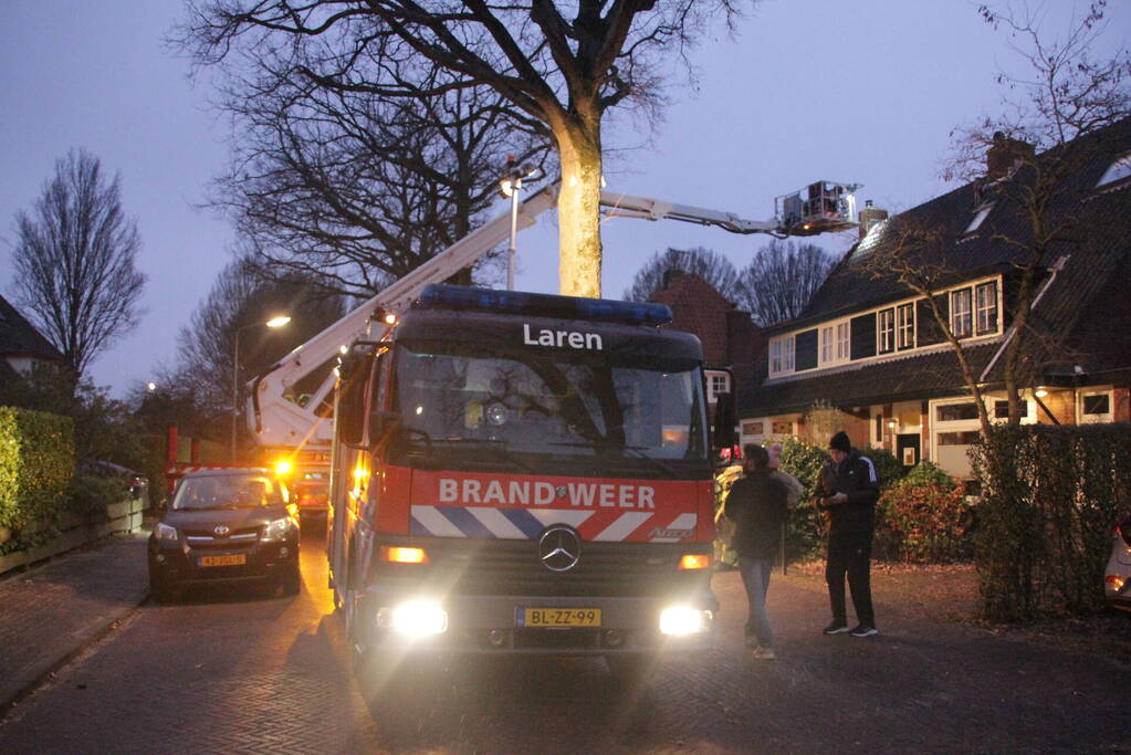Brandweer veegt schoorsteen van woning