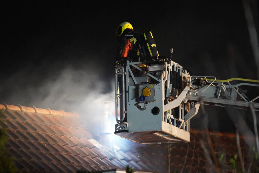 Weg afgesloten vanwege schoorsteenbrand