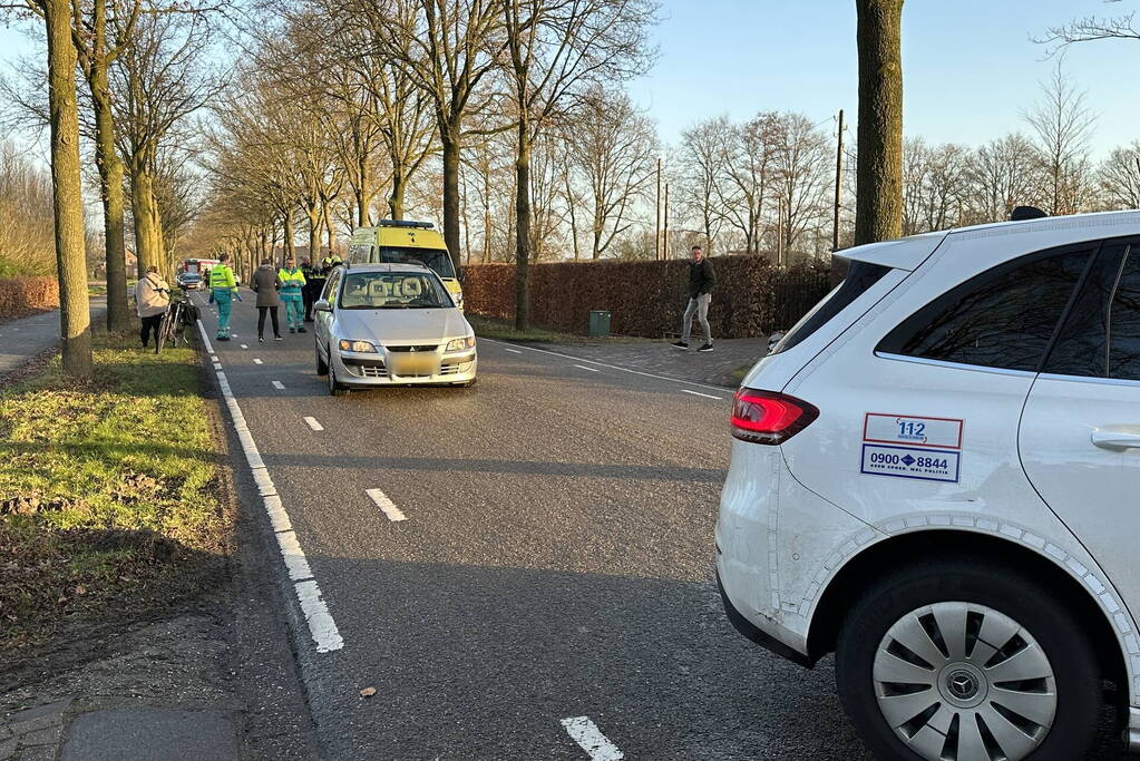 Twee auto's schampen elkaar