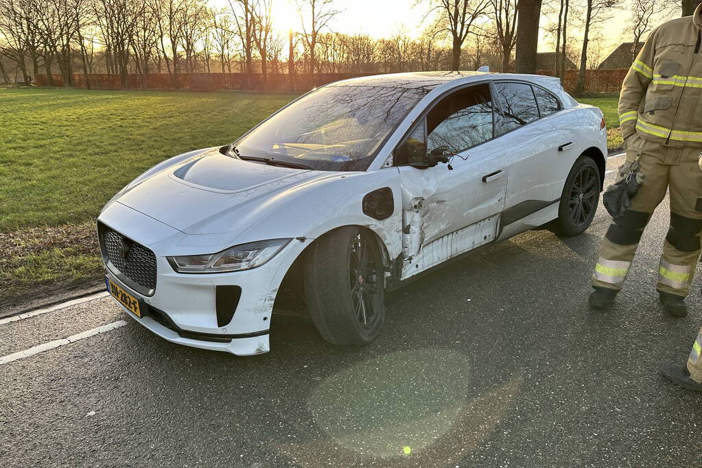 Twee auto's schampen elkaar