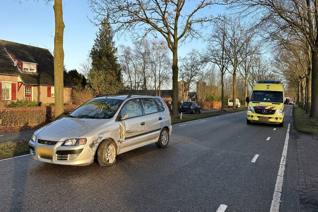 Twee auto's schampen elkaar