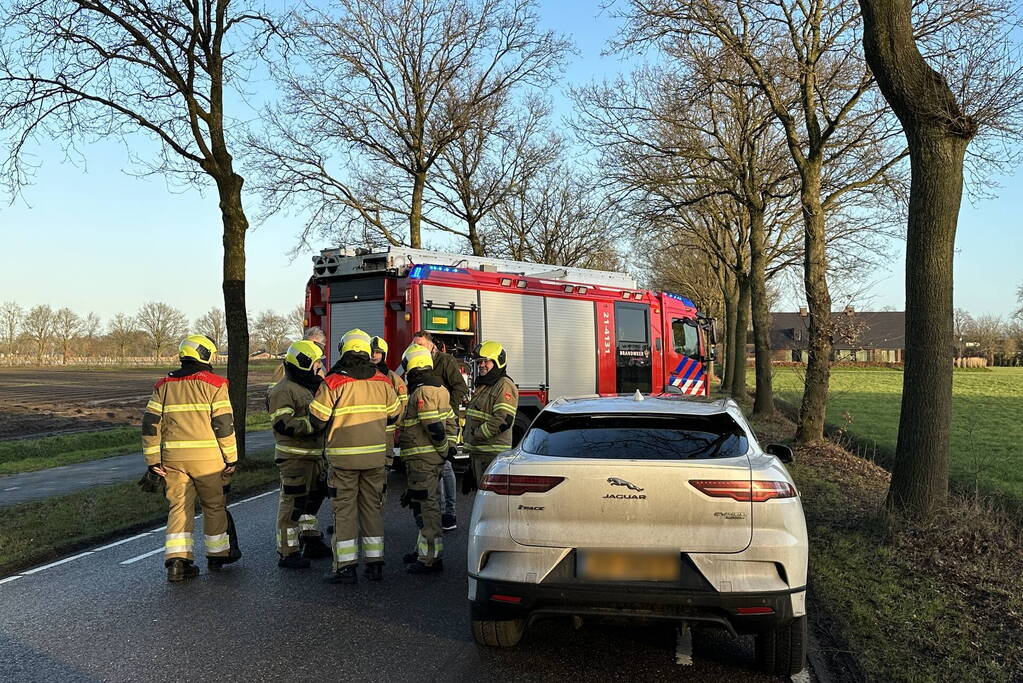 Twee auto's schampen elkaar
