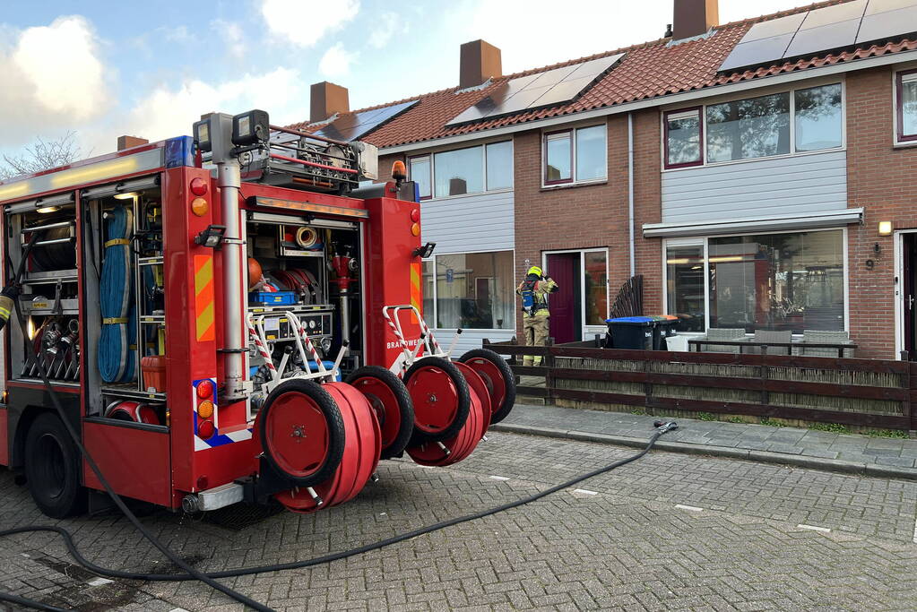 Buren slaan alarm bij brand in woning