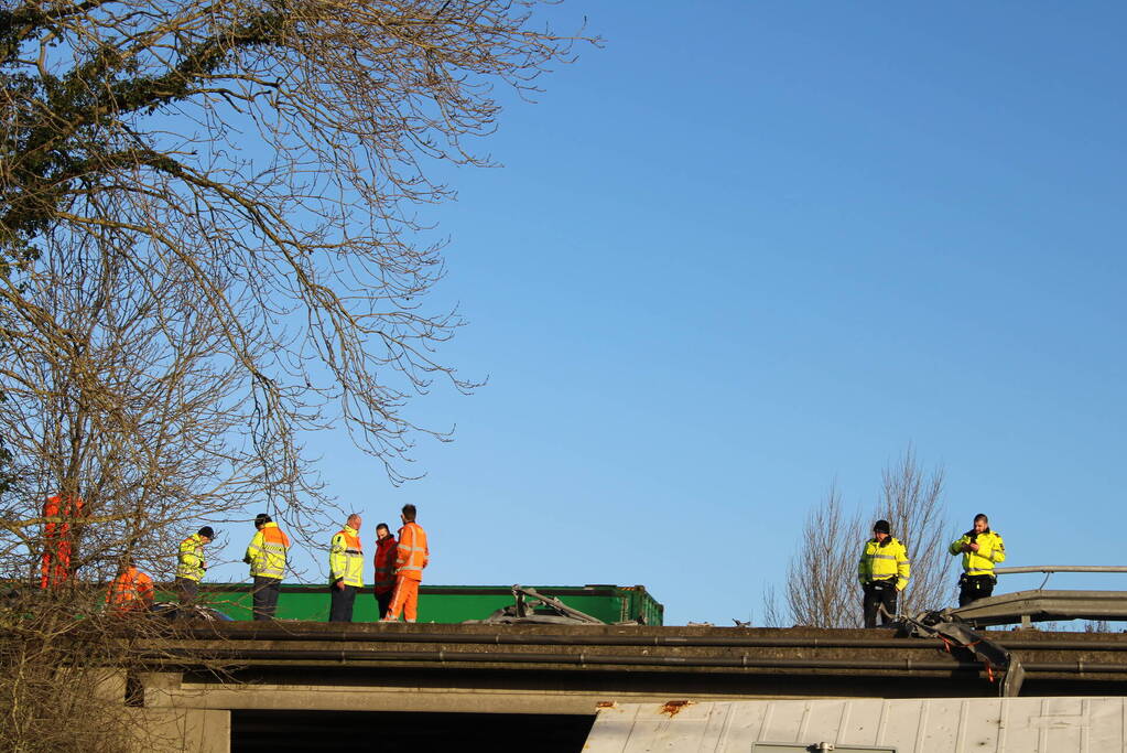 Vrachtwagen rijdt van snelweg af en plet bestelbus