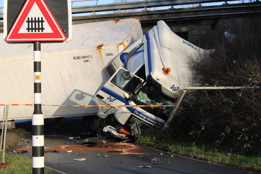 Vrachtwagen rijdt van snelweg af en plet bestelbus