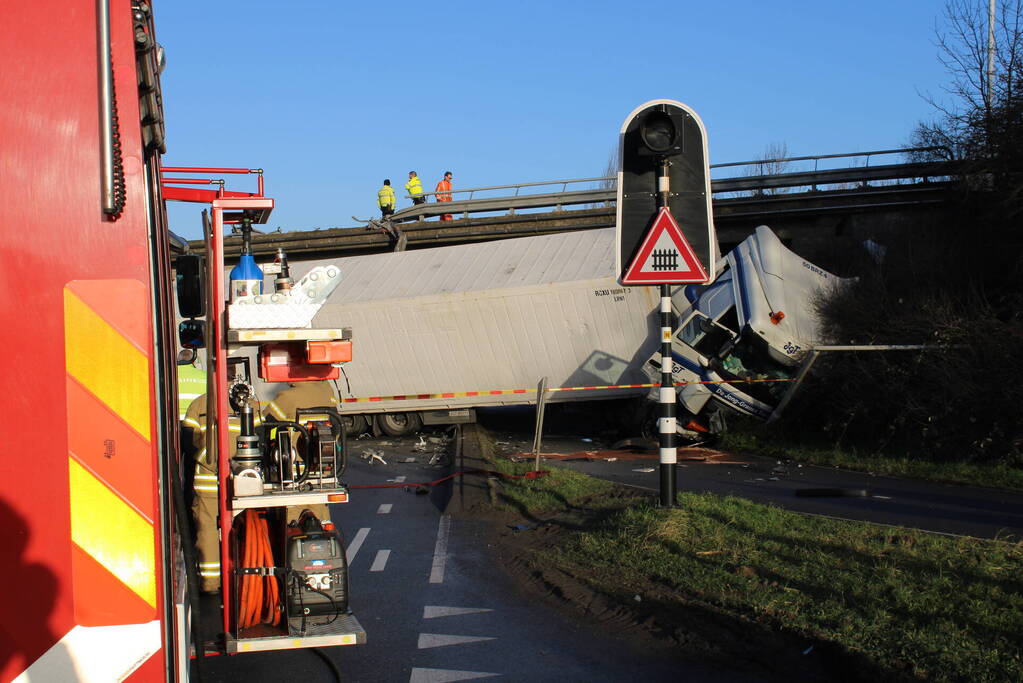 Vrachtwagen rijdt van snelweg af en plet bestelbus