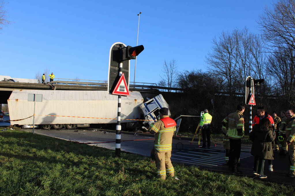 Vrachtwagen rijdt van snelweg af en plet bestelbus