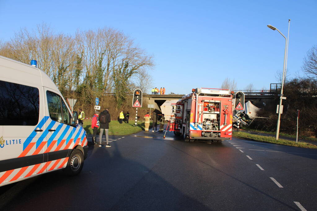 Vrachtwagen rijdt van snelweg af en plet bestelbus