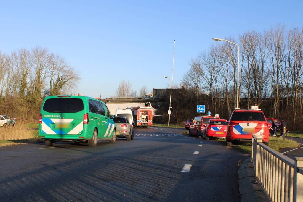 Vrachtwagen rijdt van snelweg af en plet bestelbus