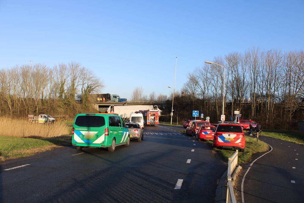 Vrachtwagen rijdt van snelweg af en plet bestelbus