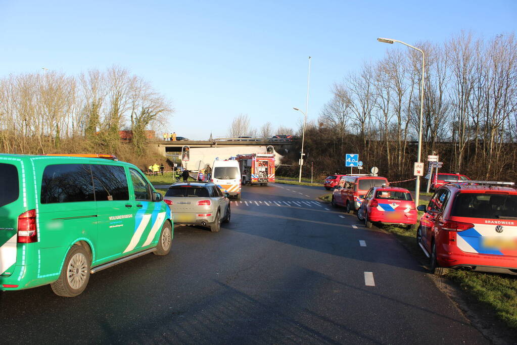 Vrachtwagen rijdt van snelweg af en plet bestelbus