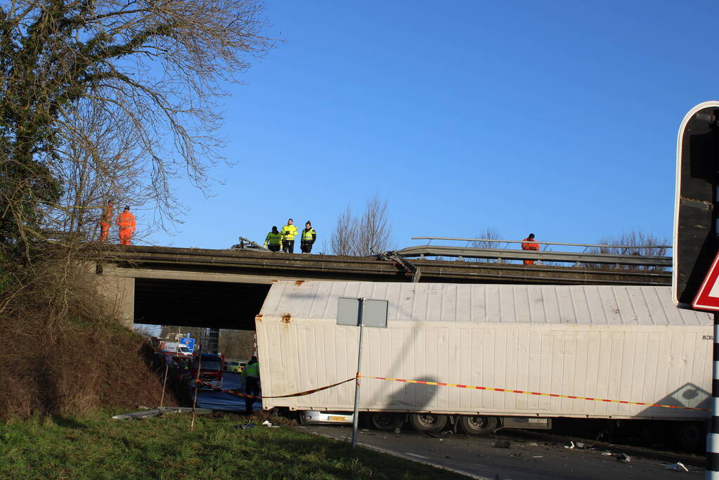 Vrachtwagen rijdt van snelweg af en plet bestelbus