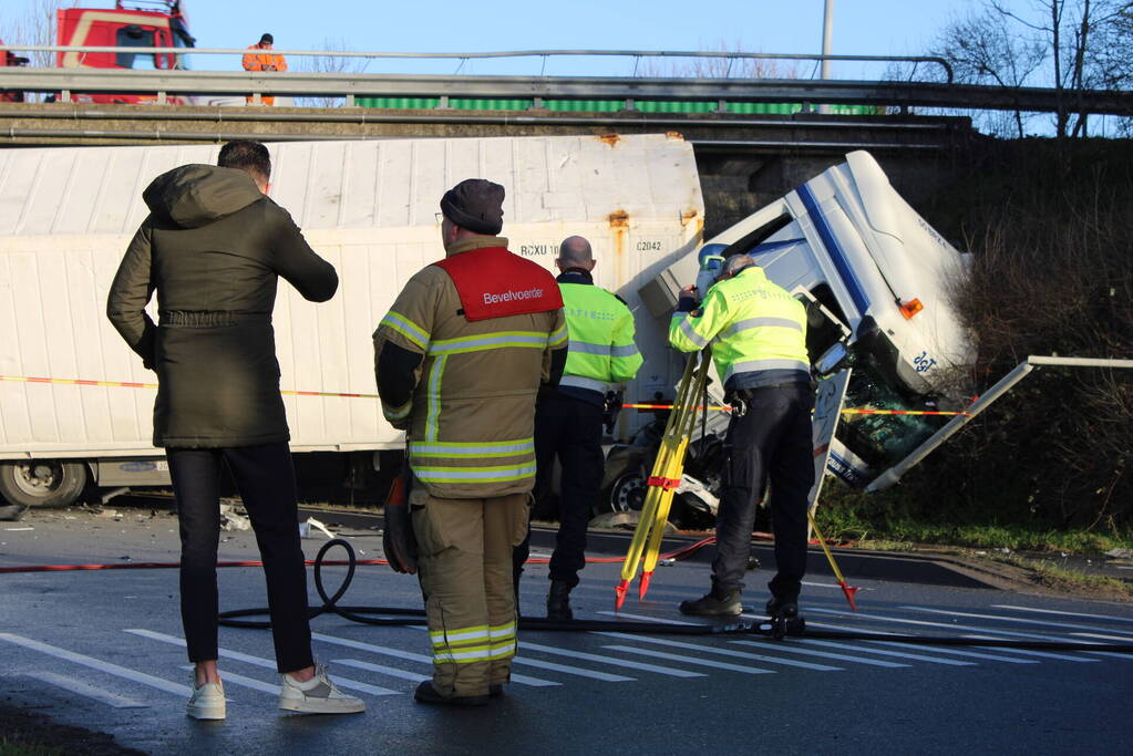 Vrachtwagen rijdt van snelweg af en plet bestelbus