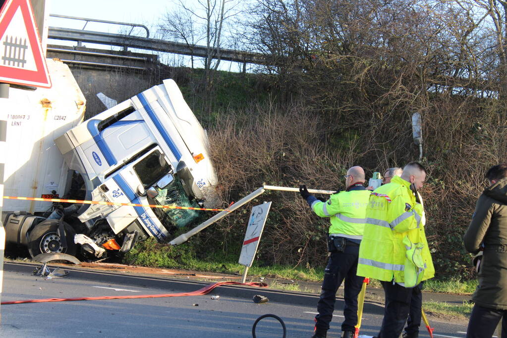 Vrachtwagen rijdt van snelweg af en plet bestelbus