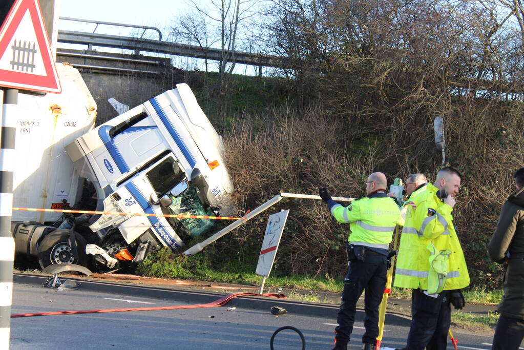 Vrachtwagen rijdt van snelweg af en plet bestelbus