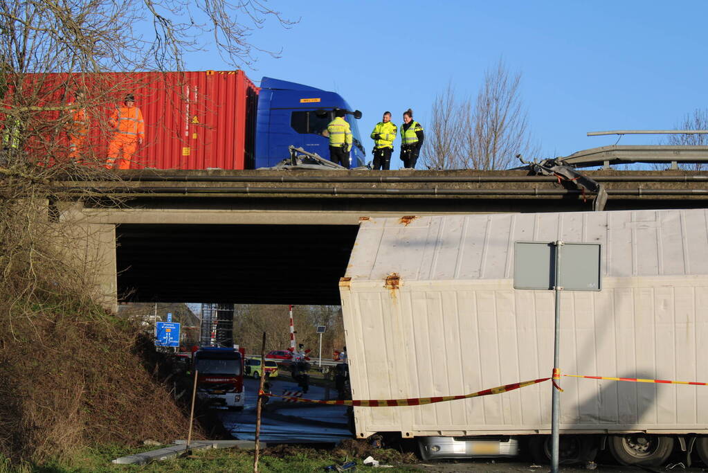 Vrachtwagen rijdt van snelweg af en plet bestelbus