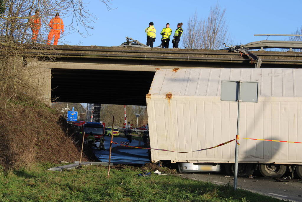 Vrachtwagen rijdt van snelweg af en plet bestelbus
