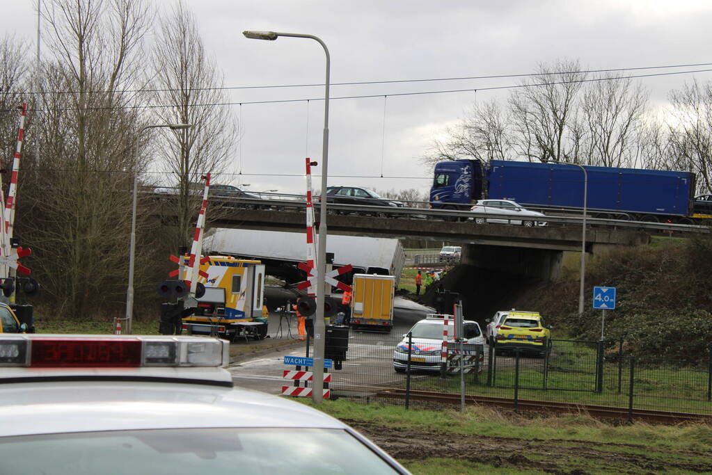 Vrachtwagen rijdt van snelweg af en plet bestelbus