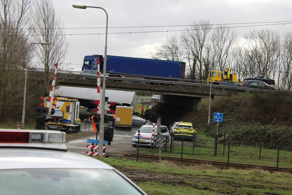 Vrachtwagen rijdt van snelweg af en plet bestelbus